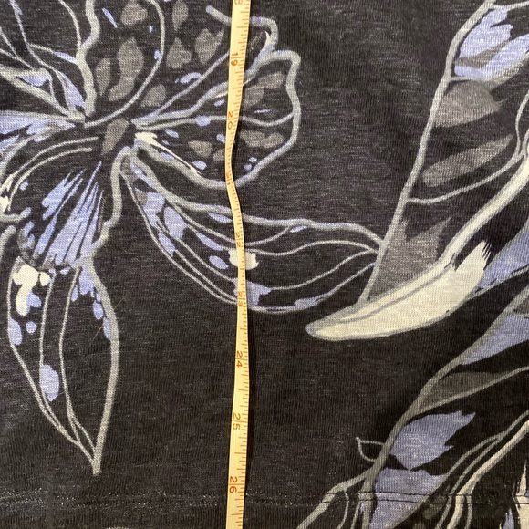 Chico’s Women's Navy Blue Floral Line Top size Medium - Picture 10 of 11